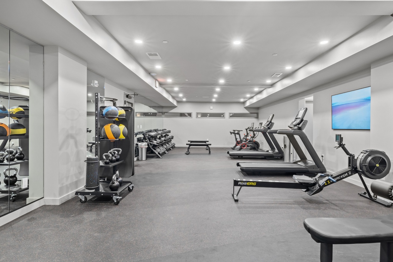 24/7 fitness center