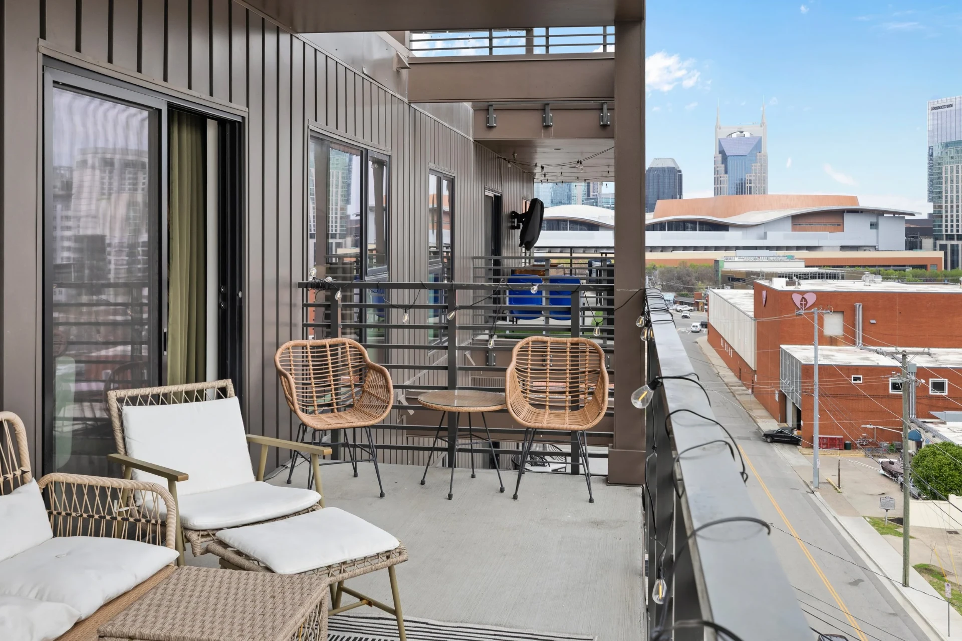 Balcony with downtown skyline & AT&T tower