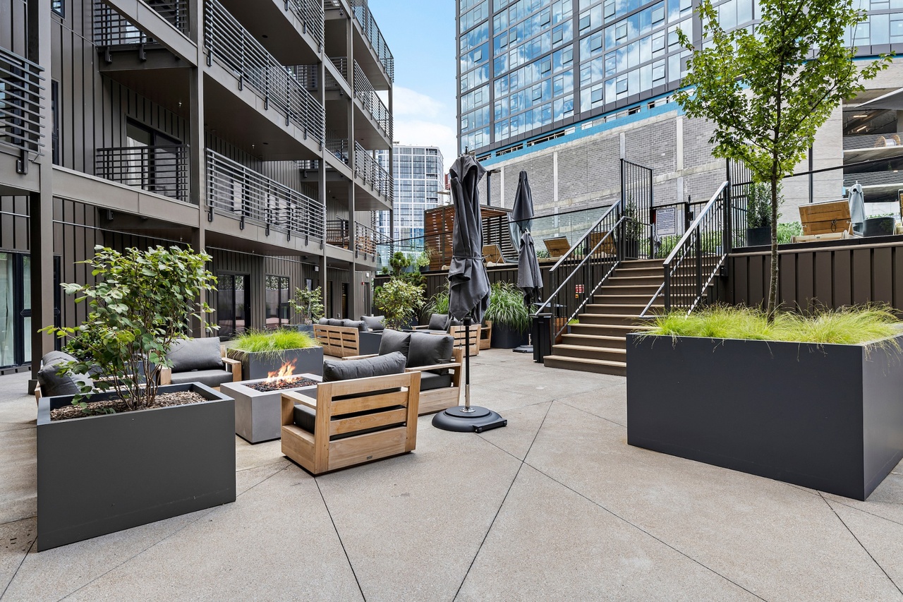 Courtyard fire pit lounge
