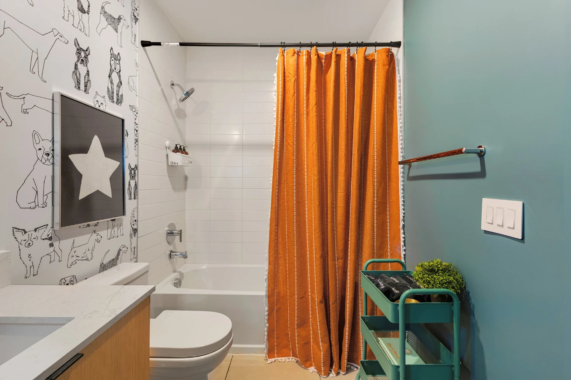 Guest tub & shower with orange curtain
